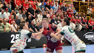 Nationalspielerin Nina Engel (am Ball) ging entschlossen voraus und erzielte letztlich die meisten Flames-Treffer beim Heimsieg gegen Göppingen.