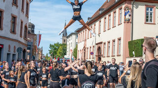Hoch hinaus: Die Abteilung Cheer Strike der TSV Auerbach sorgte für Gänsehautmomente am Ritterplatz.
