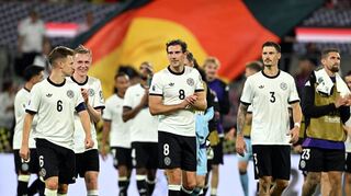 Pure Erleichterung: Nach dem Spiel gab es für die deutschen Spieler um Kapitän Joshua Kimmich (l) und Leon Goretzka (M) doch noch Applaus.