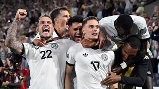 Deutschlands Spieler jubeln nach dem 3:1 von Florian Wirtz (Nr. 17).
