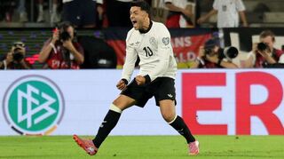 Nadiem Amiri feiert nach seinem ersten Länderspieltreffer.