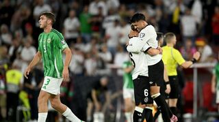 Kapitän Joshua Kimmich feiert nach dem Schlusspfiff Torschütze Nadiem Amiri.
