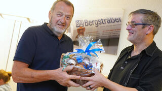 Zum Dank für seine Treue übberreichte Michael Link, Sachbearbeiter beim Medienvertrieb Horst Börstler GmbH, dem Jubilar Zlatko Ozegowic einen Präsentkorb.