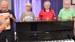 Auf der Zielgeraden befinden sich die Vorbereitungen für den Liederabend des Gesangvereins Liederkranz. Unser Bild zeigt von links Anton Gutschalk, Gerda Heil, Hermann Heinbach und Albert Grieser.