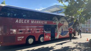 Der Bus der Adler Mannheim vor der Sporthalle Hamburg am Sonntag.