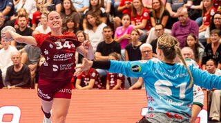 Flames-Linksaußen Mia Ziercke (am Ball) war mit ihrer hohen Treffsicherheit eine Matchwinnerin im Heimspiel gegen Göppingen.