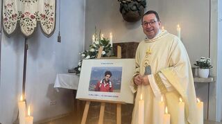 Pfarrer Michael Bartmann hatte in der Lorscher Kirche ein Bild von Carlo Acutis aufstellen lassen und predigte über den neuen Heiligen.