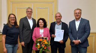 Klaus Bitsch (Zweiter v. re.) wurde mit dem Landesehrenbrief ausgezeichnet. Das Bild zeigt (v.l.): Erste Stadträtin Christine Bender, Landrat Christian Engelhardt, Heidi-Gabriele und Klaus Bitsch und Bürgermeister Rainer Burelbach.