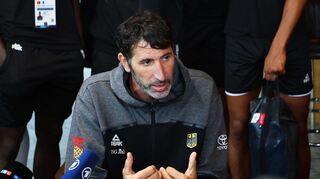 Basketball-Bundestrainer Alex Mumbru tritt bei den EM-Spielen in die zweite Reihe, bleibt aber Headcoach.