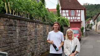 Sohn David und Mutter Eva Bonnet, Geschäftsführerin des Weinguts Naegele, in der Schlossstraße in Sichtweite des Hambacher Schlosses.