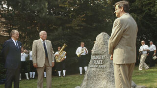 Bei der Feier zum zehnjährigen Bestehen der Partnerschaft zwischen Lautertal und Radlett wurde der Radlettplatz vom Lautertaler Bürgermeister Gottfried Beyß (rechts) zusammen mit den Bürgermeistern Maurice Voiron (Jarnac, links) und Douglas Hicks (Radlett) eingeweiht.