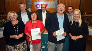 Für Rosemarie Weis und Dietmar Singer gab es beim Sommerfest Urkunden und viele Glückwünsche füer langjährige Zugehörigkeit zur CDU.