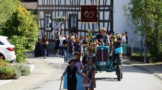 Die Jüngsten vorneweg: Kinder-Kerwepärchen Greta und Henri führten den Umzug durch Wald-Erlenbach an.