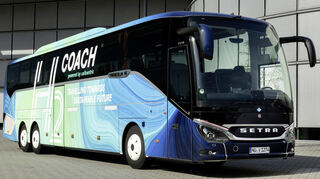 Der „H₂ Coach“ mit Brennstoffzellen-Antrieb auf dem Werksgelände in Neu-Ulm.