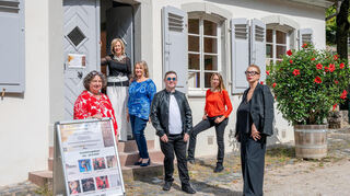 Vernissage für die neue Ausstellung im Damenbau. Unser Bild zeigt (v.li.) Ingrid Edith Zobel, Carola Müller (Galeristin), Nora Noé in Vertretung des verstorbenen Künstlers Theo Schneickert, Oskar Lux, Nadine Feindura und Elena Tews.
