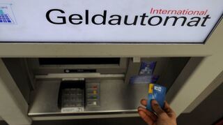 <p>217.000 Euro sollen der Angeklagte und sein Komplize in einer Nacht von Automaten abgehoben haben. </p>