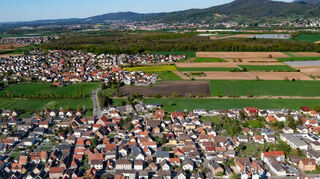 Im Kreis Bergstraße müssen laut Pestel-Institut 77.700 Wohnungen saniert werden. Unser Symbolbild zeigt Schwanheim und Fehlheim von oben.