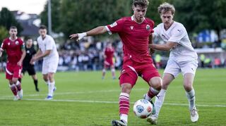 Maximilian Wagner, Torschütze des 1:0 des SV Sandhausen gegen den FC Zuzenhausen, im Kampf mit Elias Jonathan Burkert.