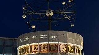 Die Weltzeituhr auf dem Alexanderplatz im Berliner Ortsteil Mitte. Auf ihrer Rotunde stehen die Namen von 146 Orten aus aller Welt.Bild: Frederik Koch