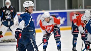 Adler-Kapitän Marc Michaelis gibt auf dem Eis die Kommandos.