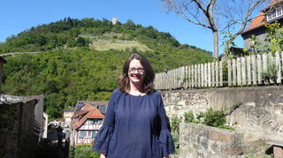 Die Kulturanthropologin Nicole Rieskamp vermittelt bei ihren Kulturspaziergängen auf und um die Starkenburg den Teilnehmern die historischen und architektonischen Hintergründe des imposanten Bauwerks.