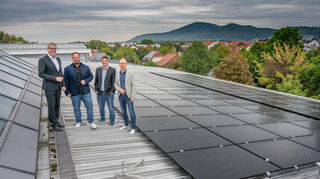 Die neue PV-Anlage auf dem Dach der GSS produziert schon seit einigen Montaten Strom. Unser Bild zeigt (v.l.) Landrat Christian Engelhardt, Marc Colin (Geschäftsführer Servicegesellschaft gGmbH), Stefan Lienert (stellvertretender Kaufmännischer Betriebsleiter des Eigenbetriebs Schule und Gebäudewirtschaft), Johannes Kühn (Technischer Betriebsleiter Eigenbetrieb Schule und Gebäudewirtschaft).