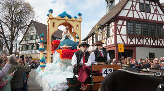 Kerwekönigin Celina Gratzer auf ihrem Prunkwagen beim Umzug am 6. Oktober 2024 vor dem Alten Rathaus.