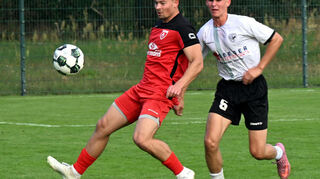 Die Tvgg Lorsch (links am Ball Thomas Leipert) muss nach dem Derbysieg gegen Einhausen (rechts Nils Döhren) nun beim Nachbarn Biblis die Tabellenführung verteidigen.