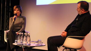 Zu Besuch in der Mannheimer Popakademie: Eva Ries 2024 während einer Lesung aus ihrer Autobiografie „Wu-Tang is Forever“ in der Mannheimer Popakademie mit Moderator Michael Herberger