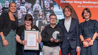 Preisvergabe für die TV-Dokumentation „Herbstresidenz“: (v.l.) Gesine Görhardt, Sarah Hallwachs, Maurice Bottek sowie Simon Becker mit Jurymitglied Kerstin Humberg und Matthias Wilkes, Stiftungsratsvorsitzender der Karl Kübel Stiftung. Bild: Thomas Neu