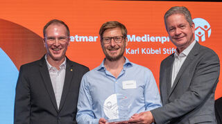 Medienpreisträger Johannes Teschner (M.) mit Jurymitglied Marc Wilhelm (l.) und Matthias Wilkes, Stiftungsratsvorsitzende der Karl Kübel Stiftung.