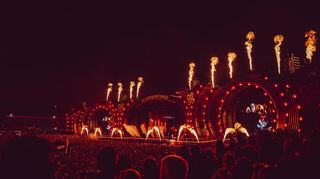 Gigantische Bühne mit passender Show beim Headliner-Auftritt von Apache 207.