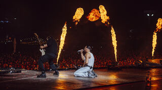 Apache 207 lässt sich von Max Grunds Gitarrenspiel mitreißen.