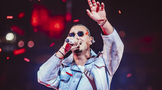 Apache 207 lässt sich bei seinem Heimspiel auf dem Hockenheimring feiern.