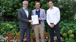 Landrat Christian Engelhardt (links) überreichte zusammen mit dem Leiter der Abteilung „Ländlicher Raum“, Simon Menden (rechts), den Förderbescheid an Bürgermeister Maximilian Klöss.