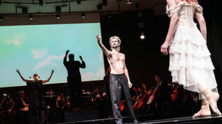 Halbszenisch und psychologisierend: Tanzende bei der Aufführung "Herzog Blaubarts Burg" im Pfalzbau Ludwigshafen.