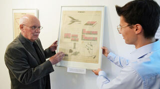 In einer kleinen Sonderausstellung im Bensheimer Museum werden derzeit Schülerarbeiten aus der früheren Bensheimer Gewerbeschule gezeigt. Auf dem Bild Klaus H. Jöckel vom Museumsverein (l.) und Pascal J. Harter vom Museum.