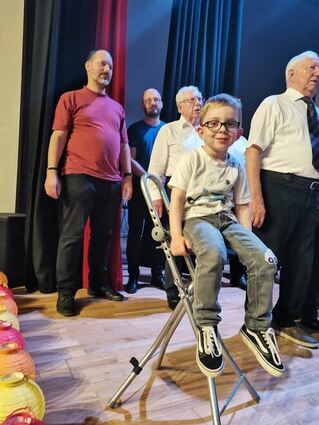 Der vierjährige Toni Dörsam, dessen Mutter beim Liederkranz Lorsch singt, sammelte beim großen Finale erste „Bühnenerfahrung“.
