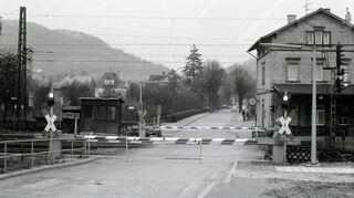 In den 80ern schlossen sich die Schranken der Gleisquerung für immer.