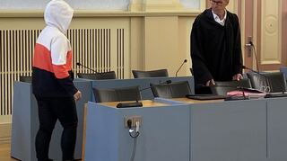 Die wegen Totschlags angeklagte Mutter betritt den Gerichtssaal.
