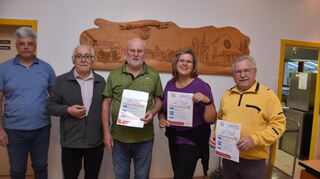 Auf viele Gäste bei der offenen Singstunde freuen sich (von links) Dirigent Ivan Mladenov, Vorsitzender Willi Schäfer, Kassenwart Albert Grieser, Schriftführerin Anna Küchel-Müller und der aktive Sänger Hermann Heinbach.