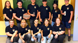 Die Glattbacher Kerwejugend freut sich auf die Kerb am kommenden Wochenende. Kerweparrer Luca Rettig (stehend, Zweiter von links) und Mundschenkin Luise Bitsch (stehend, Zweite von rechts) werden die Kerweredd halten.