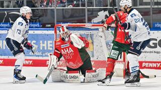 Es war ein enger Kampf: Mannheims Zach Solow (Nr. 73) kommt nicht mehr an den Puck, den Augsburgs Peyton Jones (Nr. 41) in seiner Fanghand hat.