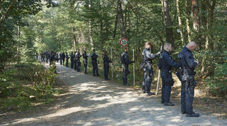 In den Tagen nach der Tat hat die Polizei mit Suchtrupps den Wald in der Nähe des Tatorts nach der Tatwaffe und anderen Spuren abgesucht.