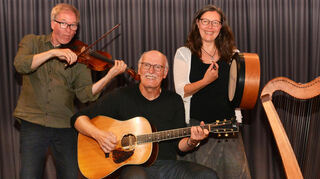 Mit Begeisterung und Spielfreude gestaltete die Folk-Formation „Peter Kunert and Friends“ erneut einen weitgefächerten musikalischen Abend.