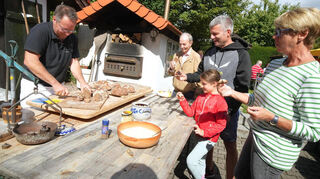 Zu dem von Harald Germann (li.) im Holzofen gebackenen Bauernbrot gab es frisch geschlagene Butter und nach traditionellen Rezepten zubereitete Latwerge.