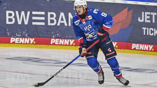 Leon Gawanke erwischte mit den Adlern Mannheim einen guten Start in die neue Saison der Deutschen Eishockey Liga.
