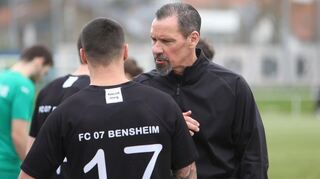 07-Trainer Peter Brandenburger muss seine Spieler (hier Florian Budimir) auf die kommenden, richtungsweisenden Begegnungen einstimmen.