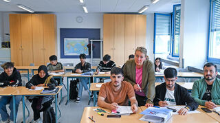 An der Heinrich-Metzendorfschule gibt es erstmals einen Berufssprachkurs für Auszubildende im Hote- und Gastgewerbe. Unser Bild zeigt Dozentin Tessa Asel-Lieske mit einer der beiden Klassen.
