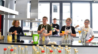 Emil, Jayden, Timo, Jonas und Aaron (von links) haben in der Winzer AG Trauben geerntet und daraus Saft gemacht.